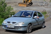 Hvis dere husker når vi kom så var det en bratt nedoverbakke, nå blir det oppoverbakke. Den første bilen som prøver seg er lederbilen som er en Renault Megane