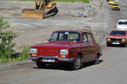 Neste bil oppover bakken er en Renault 10, følger dere med nå så se på panseret