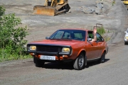 Så kommer en Renault 15, vinnerbilen fra i fjor. Skal ta en prat med han om hvorfor han har bare en hånd på rattet