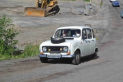 Så kommer en Renault 4 oppover, og hun har aldri kjørt på et treff før med bilen