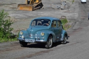 Neste bil er en Renault 4CV som bare setter bilen i første gir og klatrer opp uten problemer