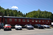 Her står det også noen gromme biler, hvilket bilmerke er dette?