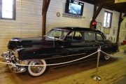 Her står kongebilen til Kong Olav, en 1951 Cadillac Fleetwood 75. Vi kjenner en som var med da den ble pusset opp her hjemme, han skal vi hilse på senere