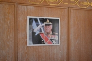 Her henger også vår gamle Kong Olav. Vår kongefamilie har vi grunn til å være stolt av