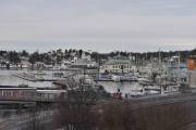 Oslo Havn. Frognerstranda. Jeg liker og ha et samlebilde av alt det vi har sett på til nå. Frognerkilen har en lang historie, tidligere så var det en viktig utskipingshavn for tømmer. Det er kort vei over kilen, så de første fergeforbindelsene mellom landsida og Bygdøy gikk mellom Skarpsno og Oscarshall og mellom Skillebekk og Dronningen. Her rant Skillebekken ut i Frognerkilen i Skillebekkbukta vest for Framnes før den ble lagt i rør i 1886-1887 og bukta ble fylt igjen etter anleggelsen av Drammenbanen