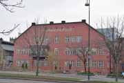 Oslo Havn. Bryggegata 9 ligger Vinmonopolets flaggskip, gata fikk sitt navn i 1986 og fikk navnet sitt etter et gammelt lokal navn. Her var det tidligere snekkerbygg og administrasjonsbygg for Aker Mekaniske Verksted. Bilde er tatt 24 november 2021