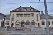 Oslo Havn. Brynjulf Bulls plass 1. Dette er den gamle stasjonsbygningen fra 1917, Her var det godsekspedisjon, ventehall med billettsalg for lokaltrafikk på Drammensbanen og offentlige toaletter. I andre etasje var det bolig for stasjonsmesteren