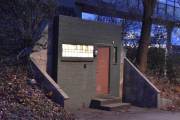 Oslo Havn. Gangveien går parallelt med Framnesveien som fører til gangbroa som går over Drammensbanen. Hva som er her vet jeg ikke, men det kan være gammelt. Framnesveien var tidligere adkomsten til og fra Framnesbrygga via en bro over jernbanen