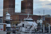 Oslo Havn Aker brygge. Klokketårnet til høyre stod på taket til Akers Mekaniske Verksted som ble lagt ned i 1982. Fyrtårnet til venstre er en gave fra Lekter'n og kommer fra Trøndelag, fant jeg ut