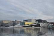 Oslo Havn. Den Norske Opera & Ballett har adressen Kirsten Flagstads plass 1 og ble ferdig i 2008. Isfjellet er til høyre og du ser litt av Barcode-rekken og Deichman Bjørvika som er hele Oslos hovedbibliotek og har adressen Anne-Cath. Vestlys plass 1