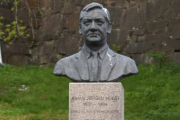 Oslo Havn. Det er en statue av Johan Jørgen Holst, som var vår statsviter og politiker, forsvarsminister og utenriksminister. Statuen er utført av Per Ung, og ble avduket på Akershus festning i mai 1999