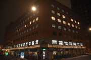 Oslo Havn. Hieronymus Heyerdahls gate 1 er fra 1936 og er den eneste bygningen i gaten. Bygningen har fasaden mot Rådhusplassen, Tordenskiolds gate og Otto Sverdrups gate også - dekker hele kvartalet. Bilde er tatt 10 januar 2023, sent på kvelden