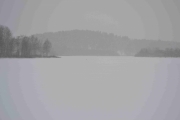 Bare is og snø fra gangbrua og utover vannet