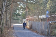 Her er vi på gangstien, litt frost og grus på veien gjør det trygt å gå