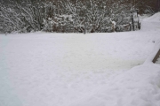 Is og snø dekker til inn mot gangbruen