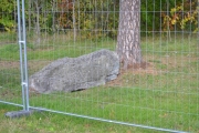 Av en eller annen grunn var det satt opp et gjerde langs med hele kanten her