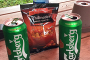 Lindøya - Det ble to Carlsberg og en pose med Chilinøtter på et bord sammen med lokal befolkningen