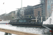 Litt synd at vi ikke har sollyset men vi gjør vårt beste med bildene. Nå venter vi på båten og ser mot Aker brygge