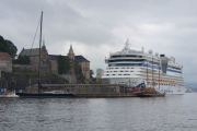 Akershus festning med noen båter på siden av oss