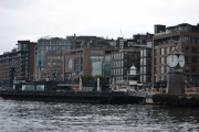 Legg merke til klokka på Aker brygge, den har forskjellige tider å vise
