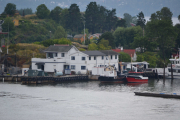 Hovedøya - Flere brygger med store båter, se den lille røde båten som heter Bjønna