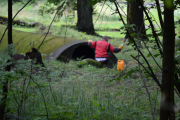 Hovedøya - I andre enden av røret ser vi en kar som holder på med et eller annet