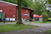 Lindøya - Vi er tilbake til butikken igjen, trillebår er nok populært her på øya