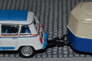 Renault 4 Jogging med campingvogn. Vi er nok i 1980 åra nå, men jeg vet ikke merke på campingvognen