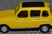 Renault 4L fra 1968. Men den hadde samme grillen helt til 1974, så vi har noen år og velge imellom
