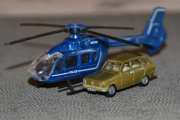 Police Eurocopter EC145 og Renault 6 TL fra 1975. Helikopteret er en Majorette 322B og Renault 6 TL er hjemmelaget
