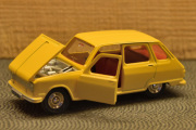 Renault 6 - Dinky Toys 1416 i 1/43 skala, selvfølgelig kan panser og sidedørene åpnes