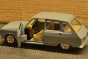 Renault 6 - Dinky Toys 1453 i 1/43 skala, selvfølgelig kan sidedørene åpnes