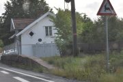 Her kommer jeg til Sveiva landhandleri som er et museum nå, og som er åpent 2-3 ganger i året. Ble bygget i 1890-årene på en gammel laftekasse fra 1790-1819 og det ble drevet landhandel der i perioden 1900 til1992