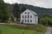 Her ser vi Kirkeby skole/SFO som er den eldste gjenværende bygningen på Kirkeby og er fra 1929