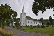 Og her har vi Hakadal kirke som er fra 1732 og er en enskipet trekirke med plass til 150 personer. I 1849 kom det siste store tilbygget som var tårnet, men har blitt restaurert senere
