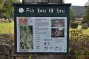Her oppe er det også et "Fra bru til bru" skilt, nå begynner jeg og forstå hvor ruta er. Ruta begynner her og går Gamleveien nedover hvor jeg har gått, jeg må bare finne ut hvor Rulseveien er