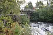Her ser vi litt av Rotnesbrua som opprinnelig het Haug bru. Brufundamentene fra 1801 skal stå her enda