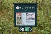 Her er enda et skilt "Fra bru til bru", og her leser jeg ordet Kirkebyhaugen, så jeg har noe å gjøre på neste servicetur