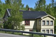 Den nye Hadelandsveien ble bygd i 1870-årene, som nå også er en del av Riksvei 4. Fra 1. juli 1928 ble veien fra Oslo gjennom Hakadal riksvei. Så da tror jeg dette huset er fra før 1928
