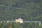 Men nå er det på tide og dra tilbake, jeg bruker zoomen og ser Glittre Sanatorium i det fjerne. Er fra 1925 og var eid av staten til 1990, da tok LHL over til 2018, da ble det nedlagt. Det står vel tomt nå