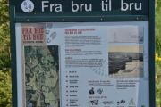 Her står det, velkommen til kulturstien "Fra bru til bru". Vi skal følge den stien litt, den følger tråkket langs Hakadalselva blant annet