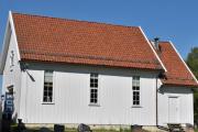 Kirkegården er utvidet flere ganger, senest i 1996. Nord for kirken står et gravkapell (i bindingsverk) som nå brukes som kirkestue. Da mangler vi bare årstallet