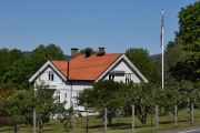 Jeg tror dette er Gamleveien 636 Glittre gård. På Glittre gård er det et yrende dyreliv med blant annet høner, gjess, ender, griser, sauer, hunder og katter. Jeg skrev i fjor at der må jeg ta en tur inn