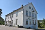 Kirkebyveien 1. Her ser vi Kirkeby skole/SFO som er den eldste gjenværende bygningen på Kirkeby og er fra 1929. Nå er gamleskolen på Kirkeby nedlagt, men på 1950-tallet da Egil Moe gikk der, var den moderne. Med håndarbeidsrom, sløydsal, gymsal og mer til