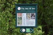 Så har vi et nytt skilt, det er noen ting jeg noterer meg her. På strekningen mellom Fossen og Rulse bru har elven en bestand av elvemusling. Så noterer jeg meg at du kan finne frosk, øyenstikker, dagsommerfugler og humler
