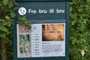 Nytt skilt hvor vi skal notere ned noe. Hakadalselva bukter seg gjennom landskapet og er på grunn av sine spesielle naturkvaliteter, varig vernet mot vassdrags-utbygging. På lange strekninger har den beholdt sinn opprinnelige profil, med tilliggende kroksjøer og dammer
