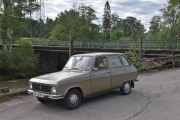 Her står det en Renault 6 TL fra 1975 og i bakgrunnen har vi Rotnesbrua (Haug bru).  De gamle brufundamentene på Rotnesbrua fra 1801 står fremdeles
