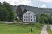 Her ser vi gamle Kirkeby skole som er fra 1929 og som ble stengt i 2017. Bygningen har i dag 6 klasserom, gymsal, spiserom, kontor og kjøkken. Det er Nittedal kommune som eier det og det går rykter om at det er til salgs