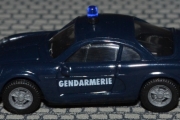 Alpine Renault A110 Gendarmerie. Med de nye motorveiene så holdt det ikke bare med Renault 4 og Estafette, dem måtte ha en bil som gikk over 200 km/t
