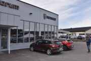 Vi klarte å komme oss til Motor Forum i Elverum med knekt støtdemperfjær. Vi parkerer selvfølgelig ved siden av en Renault Megane E-Tech Electric fra 2022. Den ble lansert i 2022 og er fullspekket med teknologiske løsninger og egenskaper i tillegg til en fantastisk design